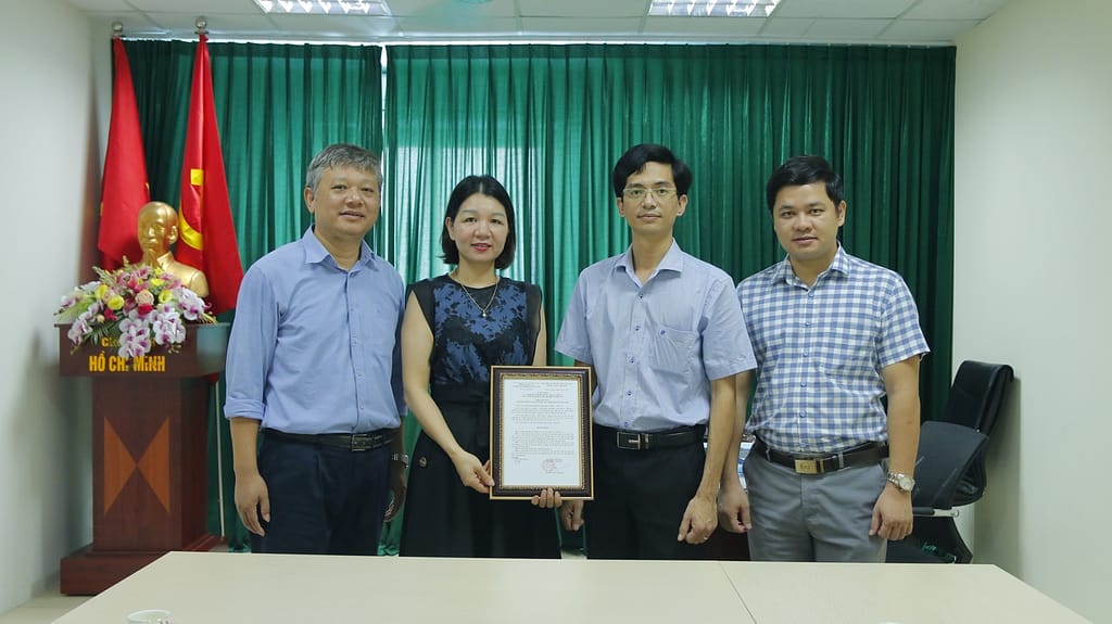 (ảnh đại diện HĐQT; BGH và các thành viên Trung tâm tại phòng làm việc)