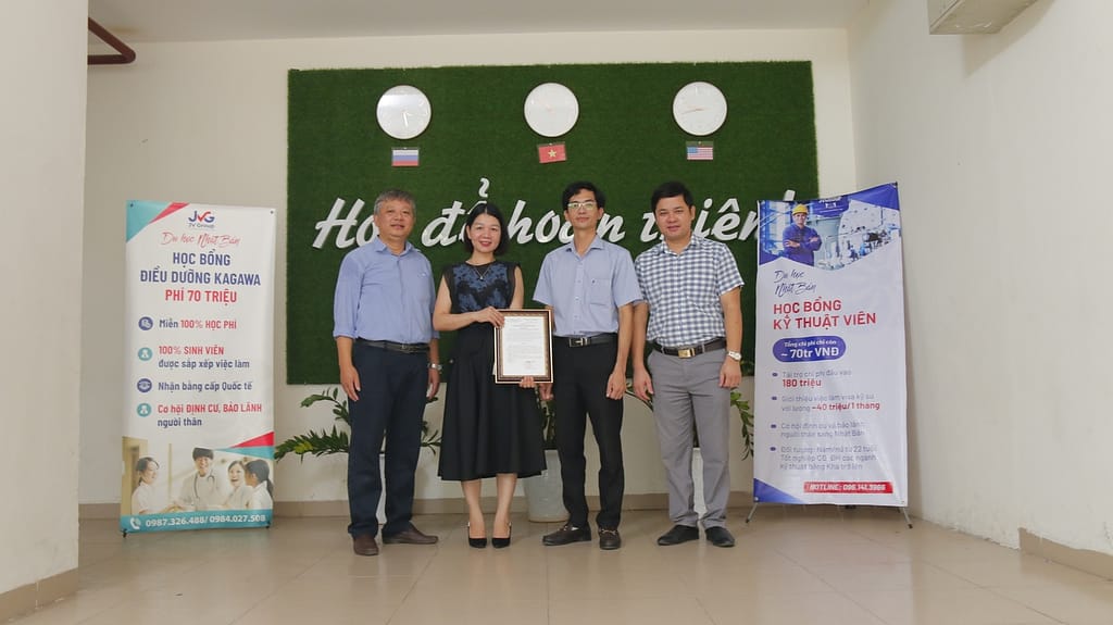 (ảnh đại diện HĐQT; BGH và các thành viên Trung tâm tại sảnh nhà trường)