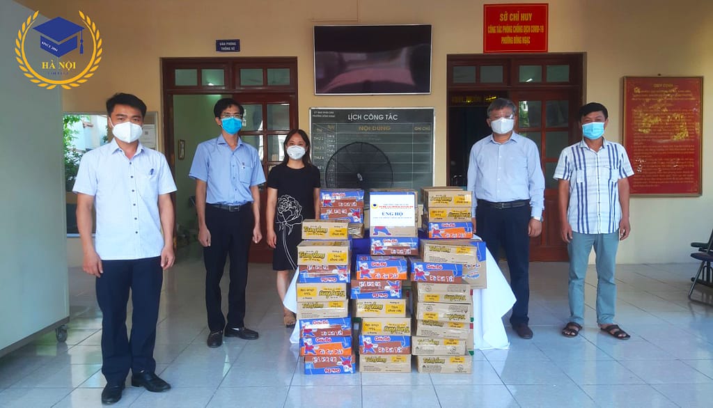 Đại diện lãnh đạo Phường tiếp đón và nhận ủng hộ từ Nhà trường. Ảnh: Đức Phước