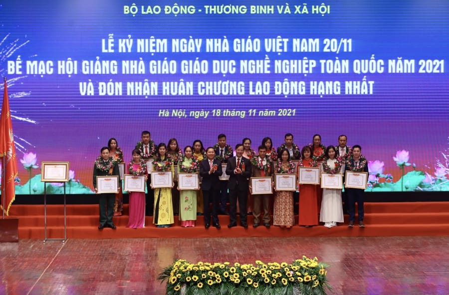 Phó Chủ tịch nước Võ Thị Ánh Xuân trao Huân chương Lao động hạng Nhất cho Tổng cục Giáo dục nghề nghiệp